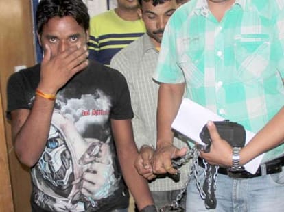 ragini singer loots people in highway