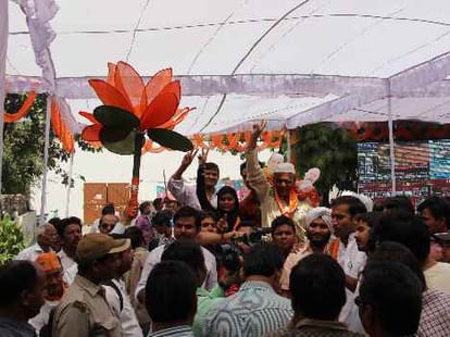 bjp leaders show protest 
