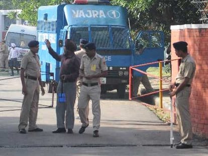 bomb thrown in allahabad on railway board chairman car