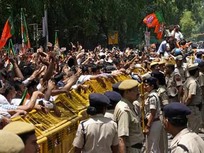 terrorist can attack on narendra modi, alert in delhi