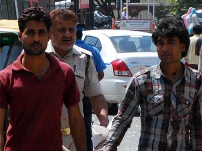 noida police arrests two youngmen on loot case