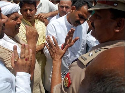 bjp protests against akhilesh government