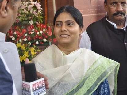 leadership crisis in Apna Dal.