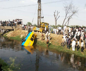 cash van dipped into canal four died one injured