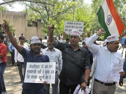 aam aadmi sena warnes kejriwal to vacant home