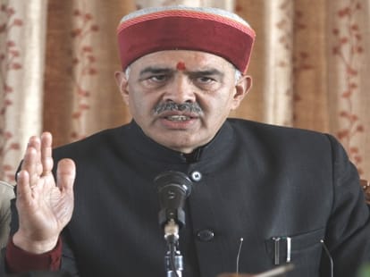 virbhadra singh and hp govt u turn on governor meeting issue.