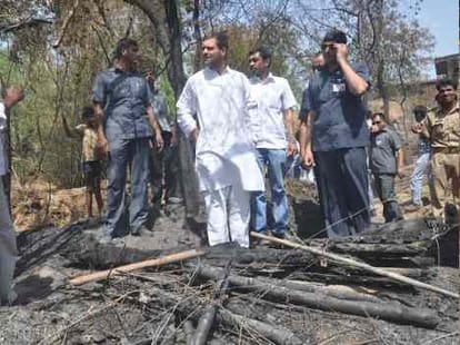 rahul gandhi visits amethi with priyanka
