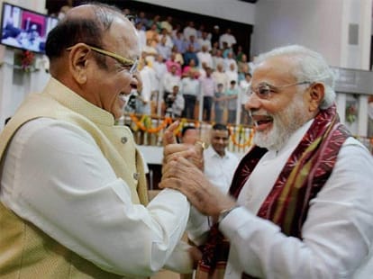 congress leader shankar singh vaghela praise and comment on modi in gujarat assembly