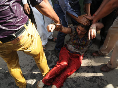 Bank robbed, set afire in Agra