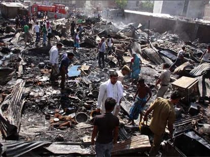 fire in slum by lpg cylender blast