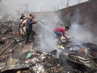 fire in slum by lpg cylender blast