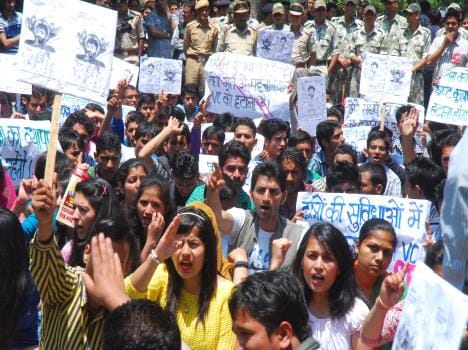 police registered a case on 8 SFI leaders in HPU
