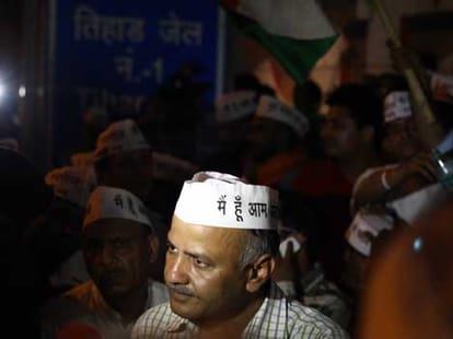 aam aadmi party and arvind kerjiwal losing position