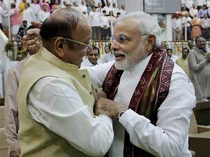 Shankersinh Vaghela meets Narendra Modi in gujarat Assembly