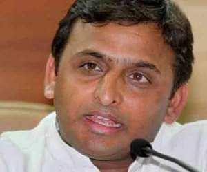 akhilesh yadav suspends two ips