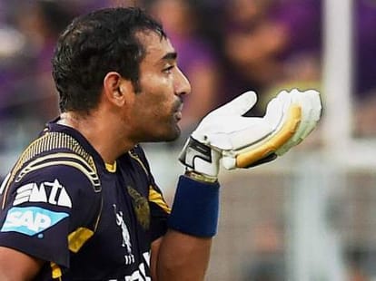 3 batsman hit sixes in a over 