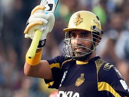 3 batsman hit sixes in a over 