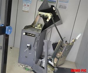 Thieves flew away with 4 lakh cash by cutting ATM