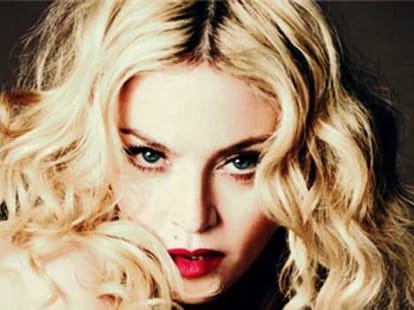 'Glee' star Dianna Agron auctions of kiss for $23G