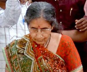 Jashodaben wants live with narendra modi as his wife