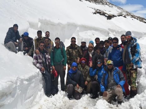 Tourist trapped in rohtang rescued after 18 hours