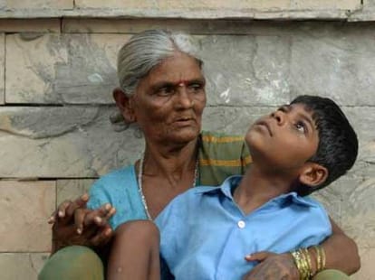 grandmother who chains his grandson to go to work daily