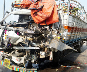 one died and fifteen injured on road accident