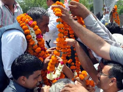 relative throws stones on central minister krishna pal gurjar