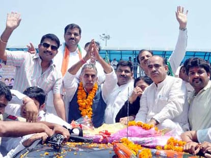 relative throws stones on central minister krishna pal gurjar