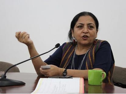 controversy over new hrd minister smriti irani
