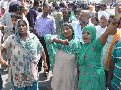 Protest against crises water and power supply in faridabad