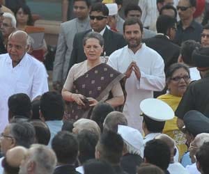 rahul and sonia maintain distance from modi