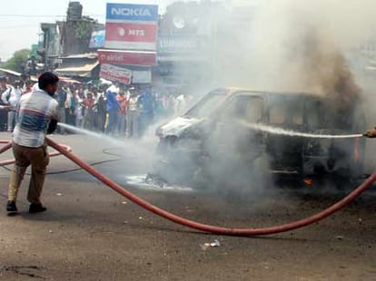 Santro catches fire, siblings dead