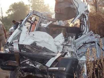 Audi car rams pole in new delhi, two sibling brothers dead