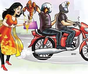 Assault between woman and criminal on road 