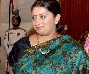 delhi univertsity suspends five employees on smriti irani case