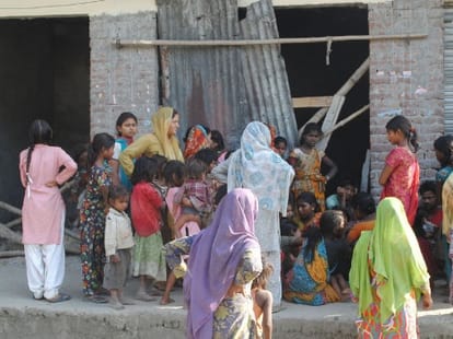 fire at slum area in pansai, 6 year burn alive