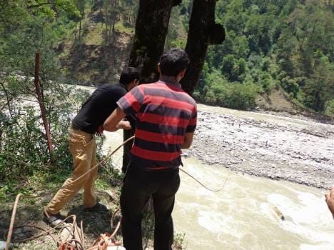 5 people missing in alaknanda river