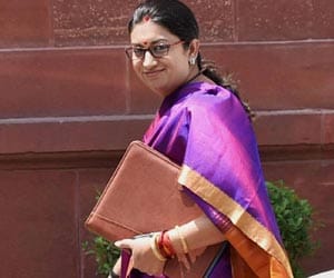 minister smriti irani will honour hpu toppers.
