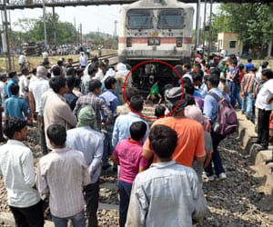 Youth yearn for half an hour on the railway track