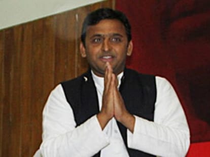 akhilesh removes dig for azam khan