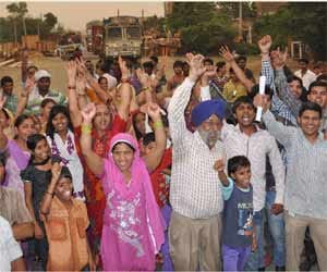 Protest against crises water and power supply in faridabad