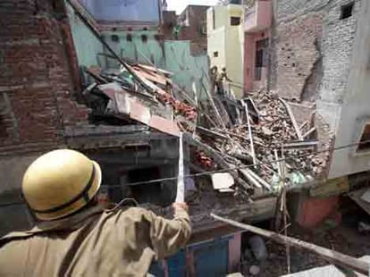 Three-storey building collapsed in sadar bazar delhi, three dead