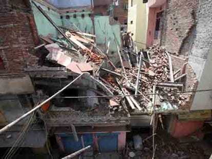Three-storey building collapsed in sadar bazar delhi, three dead