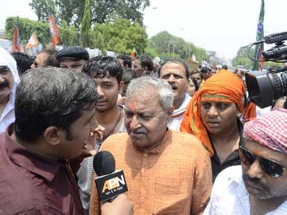 opposition made ruckus in vidhanparishad