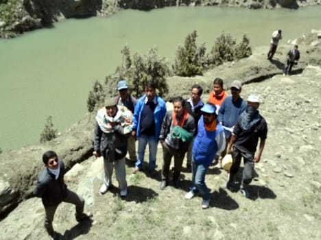 Alert! Due to falling of rocks in lahaul spiti, sewer become a lake