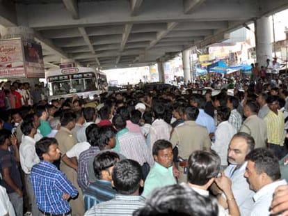 firing on trader in noida atta market