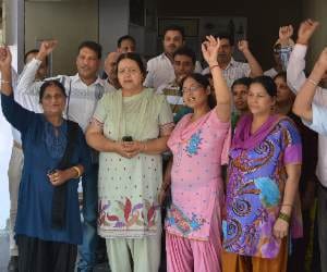 women protest against wine shop