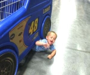 a child crush under a car at Una