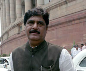gopinath munde had lost his neck on accident